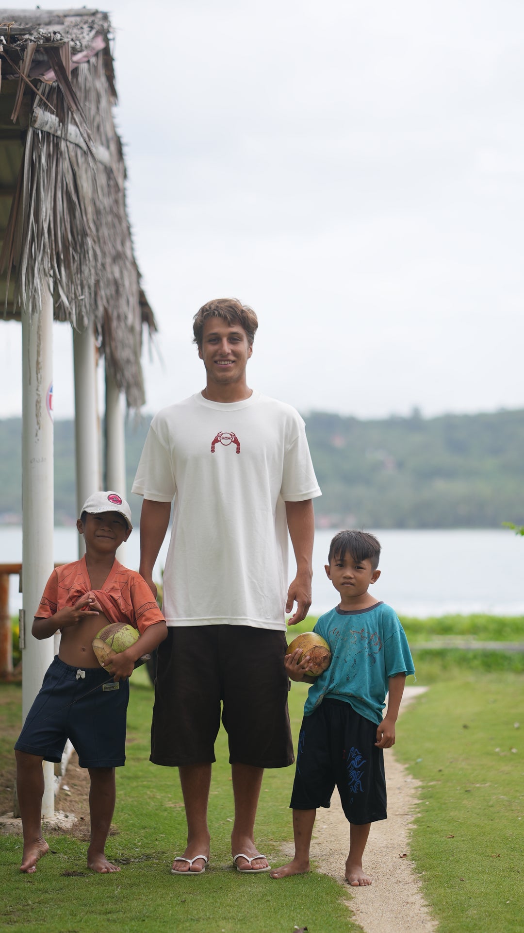 Camiseta Premium Oversized "In God's Hand"